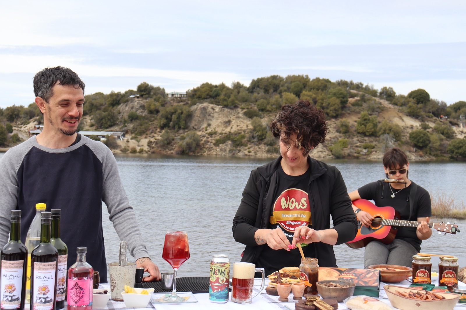 A la Mesa: sabores y música frente al lago en Villa Pehuenia Moquehue. ¿Cómo sería tu momento?