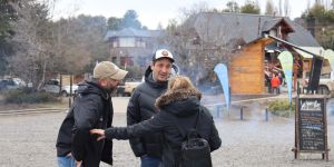 Villa Pehuenia-Moquehue: el intendente De Gregorio y el ministro Castelli compartieron la feria A La Mesa