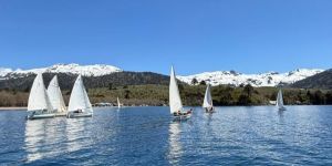 Sol, viento y seis velas: arrancó la 2da Regata Provincial del Pehuén en Villa Pehuenia Moquehue