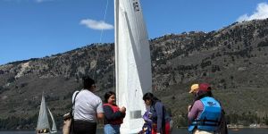 Primera vez a vela: chicos y grandes viven los paseos de bautismo de la Regata del Pehuén en Villa Pehuenia Moquehue
